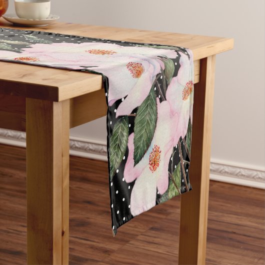 Waterverf roze witte rozen zwarte witte pooldots korte tafelloper (Voorbeeld)