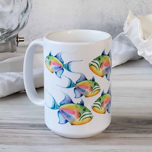 Waterverf van tropische vissen in koninginnenvis koffiemok