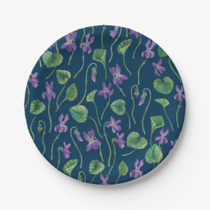 Waterverf viooltjes op blauw papieren bordje