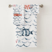 Waterverf zeiler rood en blauw triple monogram bad handdoek (Insitu)