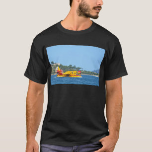 Watervliegtuig taxiet op het water. t-shirt