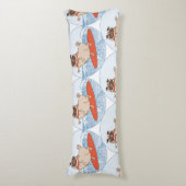 Wave riding happy pug dog on surfboard lichaamskussen (Voorkant Verticaal)