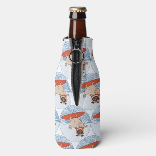 Wave riding happy pug dog on surfboard scarf band flesjeskoeler (Fles Achterkant)