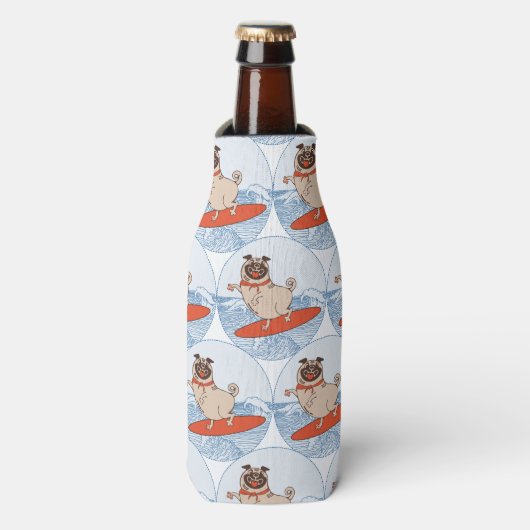 Wave riding happy pug dog on surfboard scarf band flesjeskoeler (Fles Voorkant)