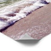 Waves Crash op Sandy Beach Poster (Hoek)