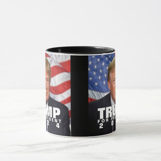 Waving Flag Donald Trump voor President 2024 Mok (Midden)