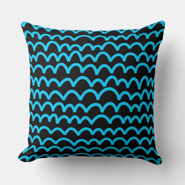 Wavy Pattern - Sky Blue op Black Kussen (Voorkant)