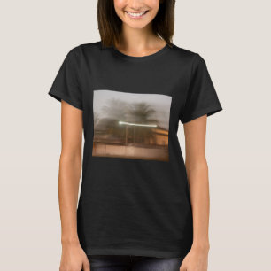 Wazig Afbeelding van een huis met kokospalmen T-shirt