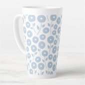 Wazig bloempatroon blauw op wit latte mok (Linkerhoek)