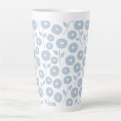 Wazig bloempatroon blauw op wit latte mok (Voorkant)