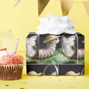 Wazige rups die naar een fee vlinder kijkt cadeaupapier
