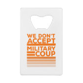We accepteren geen militaire coup kredietkaart flessenopener (Achterkant)