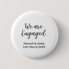 We are Engaged couple name date calligraphystylish Ronde Button 5,7 Cm