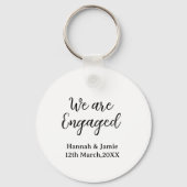 We are Engaged couple name date calligraphystylish Sleutelhanger (Achterkant)