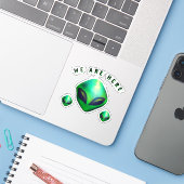 "We Are Here" Green Alien head Sticker (Laptop met iPhone)