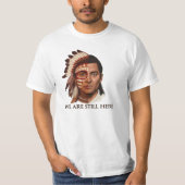 We Are Still Here – Indigenous Peoples’ Day Design T-shirt (Voorkant)
