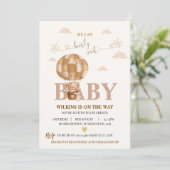 We can bearly wait baby shower invitation (Debout devant)