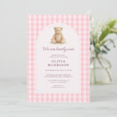We Can Bearly Wait Pink Gingham Baby Shower Kaart (Staand voorkant)