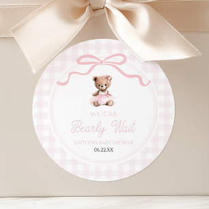 We Can Bearly Wait Roze Teddybeer Baby Shower Ronde Sticker