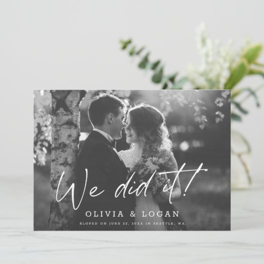 We Did It Modern Script Wedding Photo Elopement Kaart (Staand voorkant)