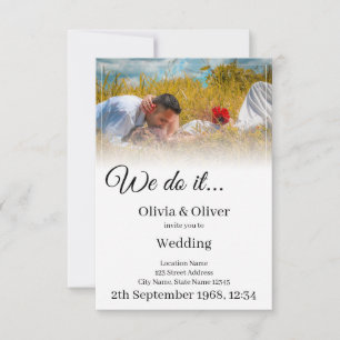 We doen het - Het zoenen van een paar op een weide