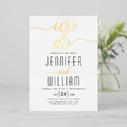 "We doen" script calligrafie bruiloft echt goud Folie Uitnodiging (Staand Voorkant)