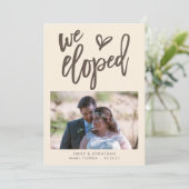 We Eloped Annonce Photo Invitation Crème Brown (Debout devant)