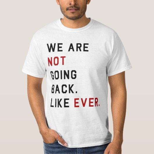 WE GAAN NIET TERUG. ZOALS ALTIJD. T-SHIRT (Voorkant)
