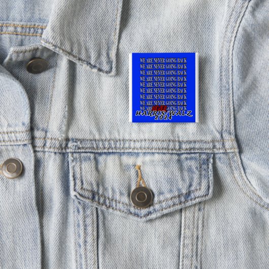 WE GAAN NOOIT MEER TERUG! VIERKANTE BUTTON 5,1 CM (In situ)