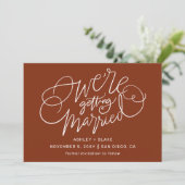 We gaan trouwen met Rust Simple Calligraphy Save The Date (Staand voorkant)