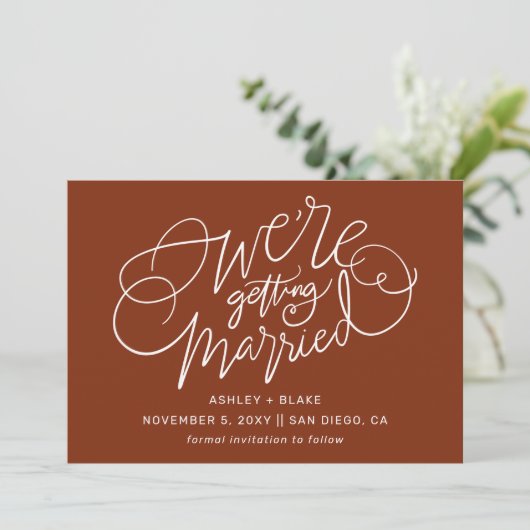 We gaan trouwen met Rust Simple Calligraphy Save The Date (Staand voorkant)