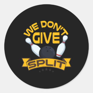 We geven geen split Shirt Funny Bowling item leag Ronde Sticker