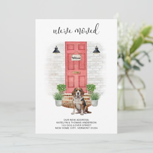We hebben Beagle Red Door Waterverf Dog verhuisd Aankondiging (Staand voorkant)