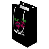 We hebben de bietgrappige Veggie Pun Dark BG Klein Cadeauzakje (Voorkant Gekanteld)