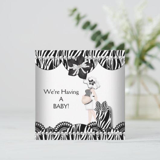 We hebben een BABY. Black White Zebra Verwacht Aankondiging (Staand voorkant)