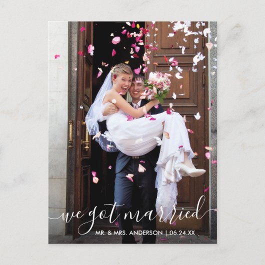 We hebben een gehuwde Trendy Modern Script Foto Briefkaart (Voorkant)