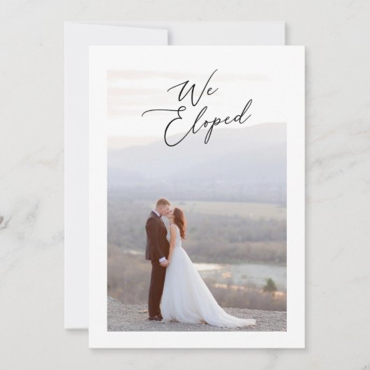 We hebben Elegant Calligraphy Script Weduwfoto gem Aankondiging (Voorkant)