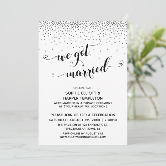 We hebben gehuwde Script Silver Confetti Reception Kaart (Staand voorkant)