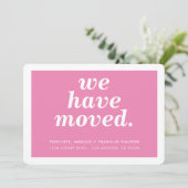 WE HEBBEN moderne, minimale nieuwe adresroze Aankondiging (Staand voorkant)