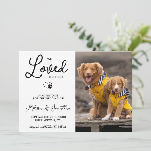 We hielden van haar eerste aangepaste fotoweddensc save the date (Staand voorkant)