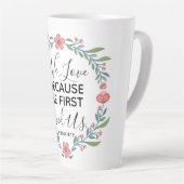 We houden van hem omdat hij ons het eerst liefhad latte mok (Rechterhoek)