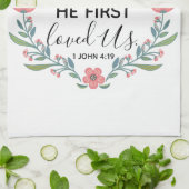 We houden van hem omdat hij ons het eerst liefhad theedoek (Gevouwen)