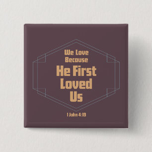 We houden van hem omdat hij ons het eerst liefhad vierkante button 5,1 cm