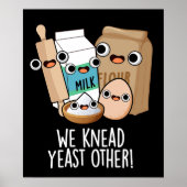 We Kneed Gist Andere Grappige Bakpuns Donker BG Poster (Voorkant)