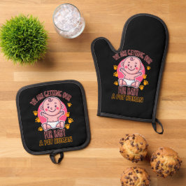 We krijgen onze vier Baby een gezelschapsmens Ovenwant & Pannenlap Set