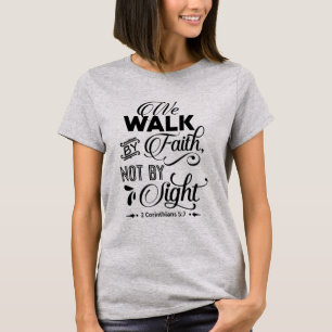 We lopen langs geloof en niet naar de nacht t-shirt