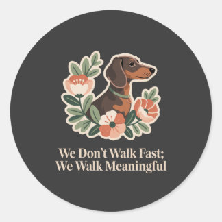We lopen niet snel; We lopen betekenisvol Ronde Sticker