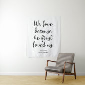 We Love Because He First Loved Us Achterwand Trouw Wandkleed (In situ)