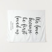 We Love Because He First Loved Us Achterwand Trouw Wandkleed (Voorkant (horizontaal))