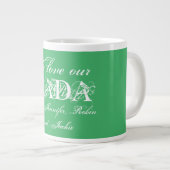 "We Love Our Dada" Schattige gepersonaliseerd groe Extra Grote Beker (Voorkant rechts)